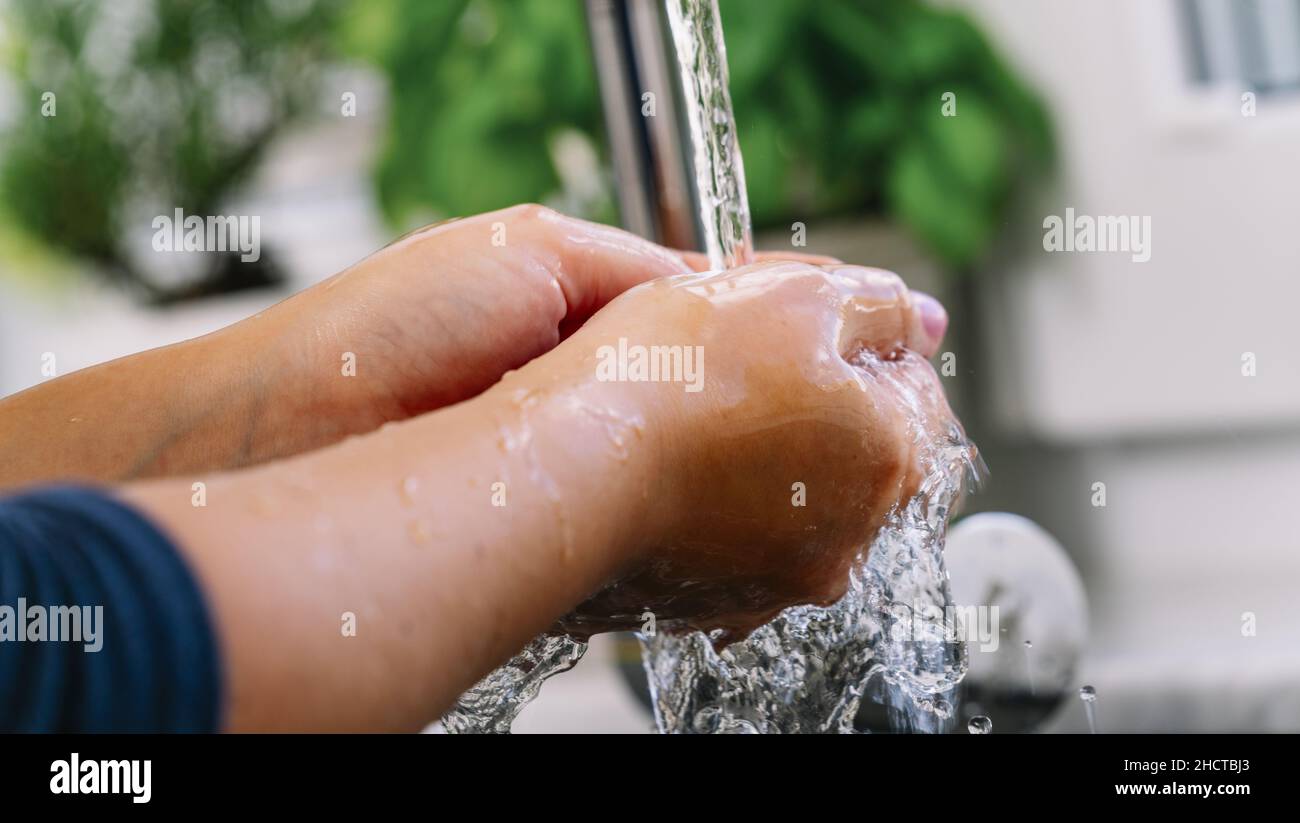 Hygiene. Hände Reinigen. Händewaschen mit Wasserprävention für Coronavirus 2019-NCoV Neues Coronavirus-Konzept, das für den Ausbruch der asiatischen Grippe und verantwortlich ist Stockfoto