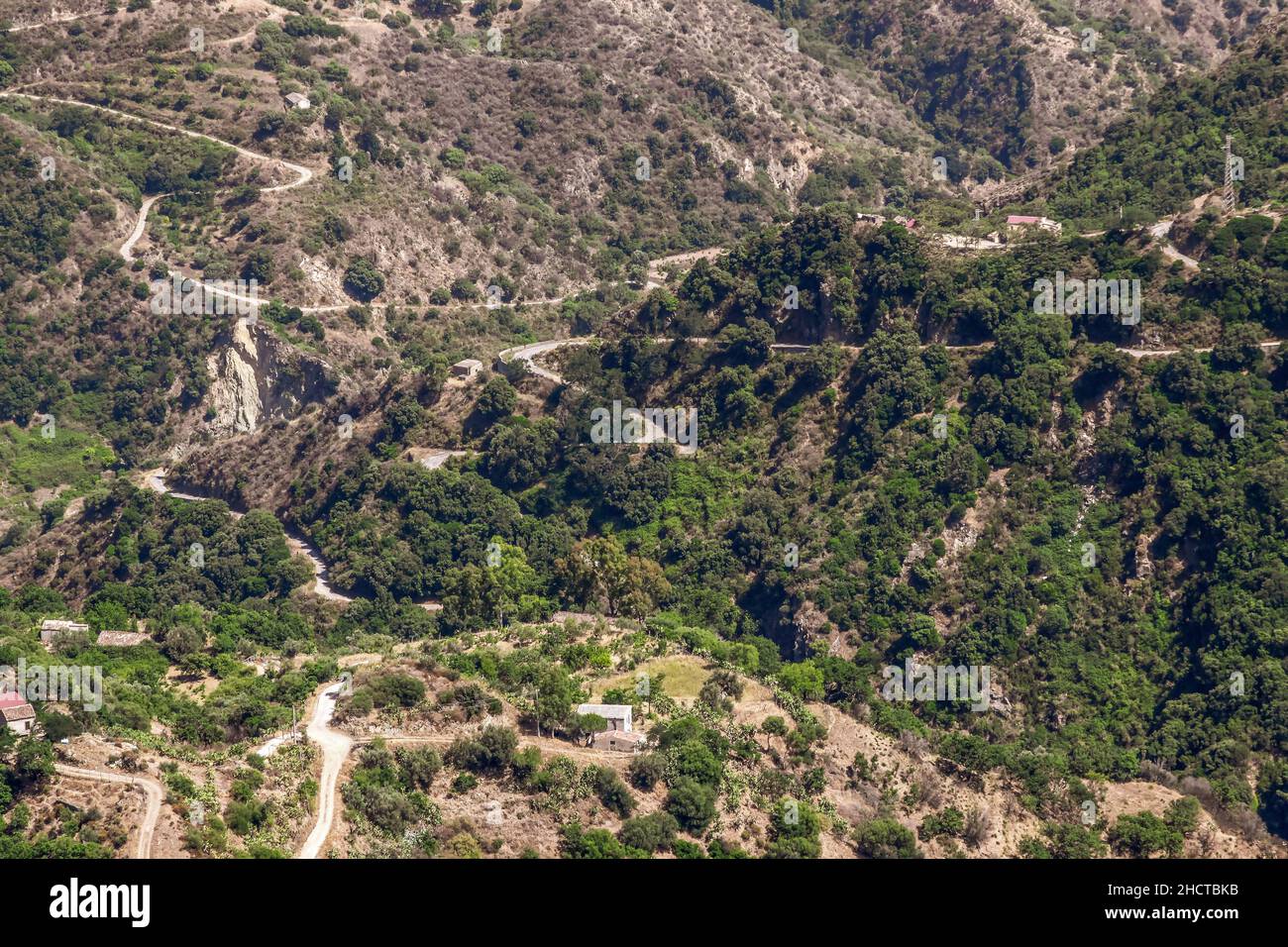 Erstaunliche Landschaft der kalabrischen Hügel mit Straßen und Olivenbäumen von Bova superiore aus sichtbar. Kalabrien, Italien Stockfoto