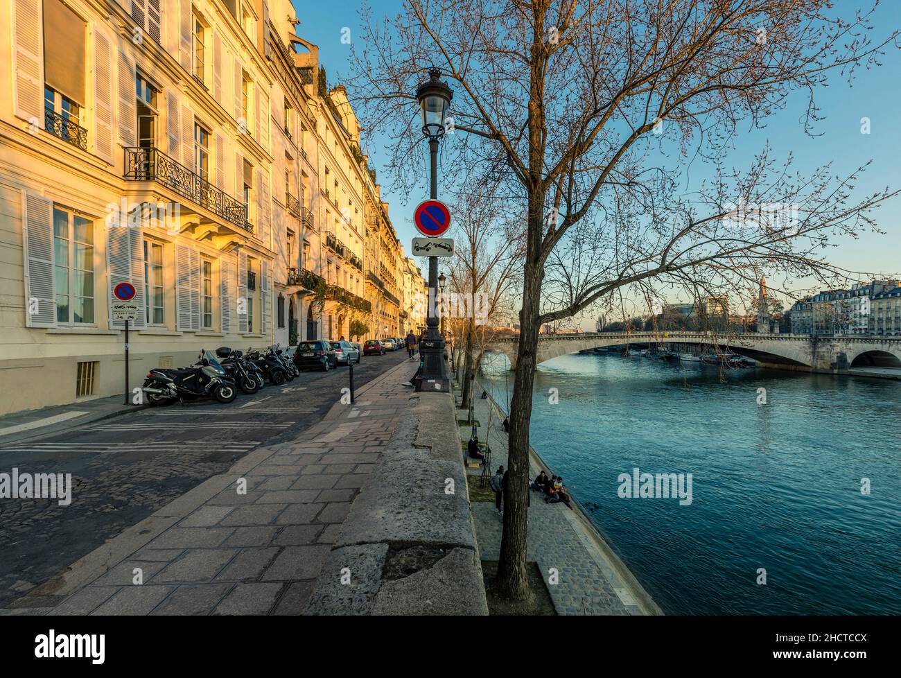 Paris, Frankreich - 11. Mai 2021: Seine auf der Ile Saint Louis in Paris, Frankreich Stockfoto