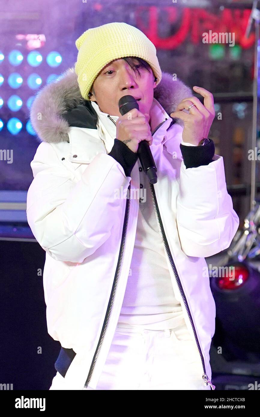 New York, NY, USA. 31st Dez 2021. Arnel Pineda, Reise auf der Bühne zur Silvesterfeier am Times Square, Duffy Square, New York, NY 31. Dezember 2021. Kredit: Kristin Callahan/Everett Collection/Alamy Live Nachrichten Stockfoto