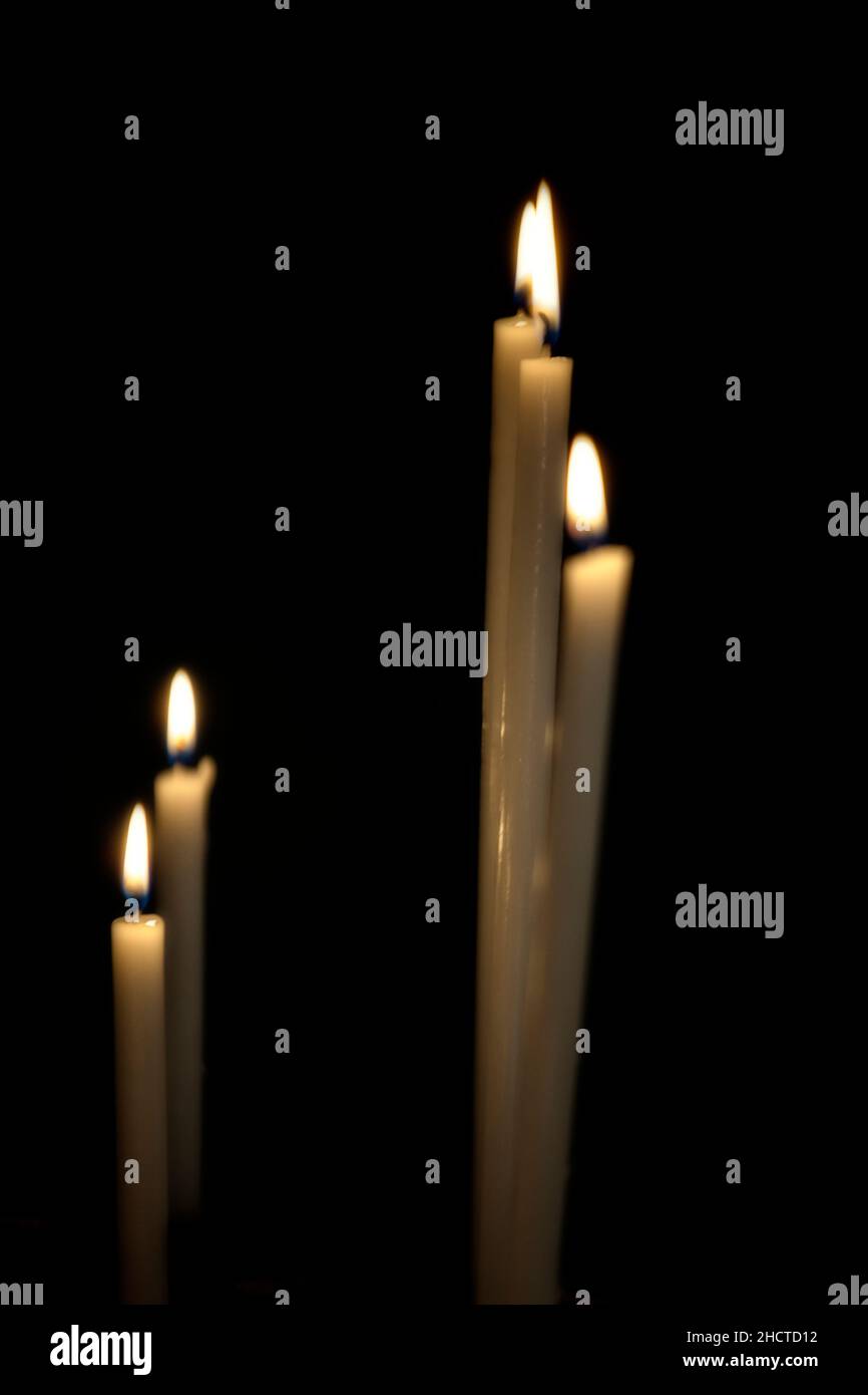 Lange Dünne Kerzen Stockfotos und -bilder Kaufen - Alamy