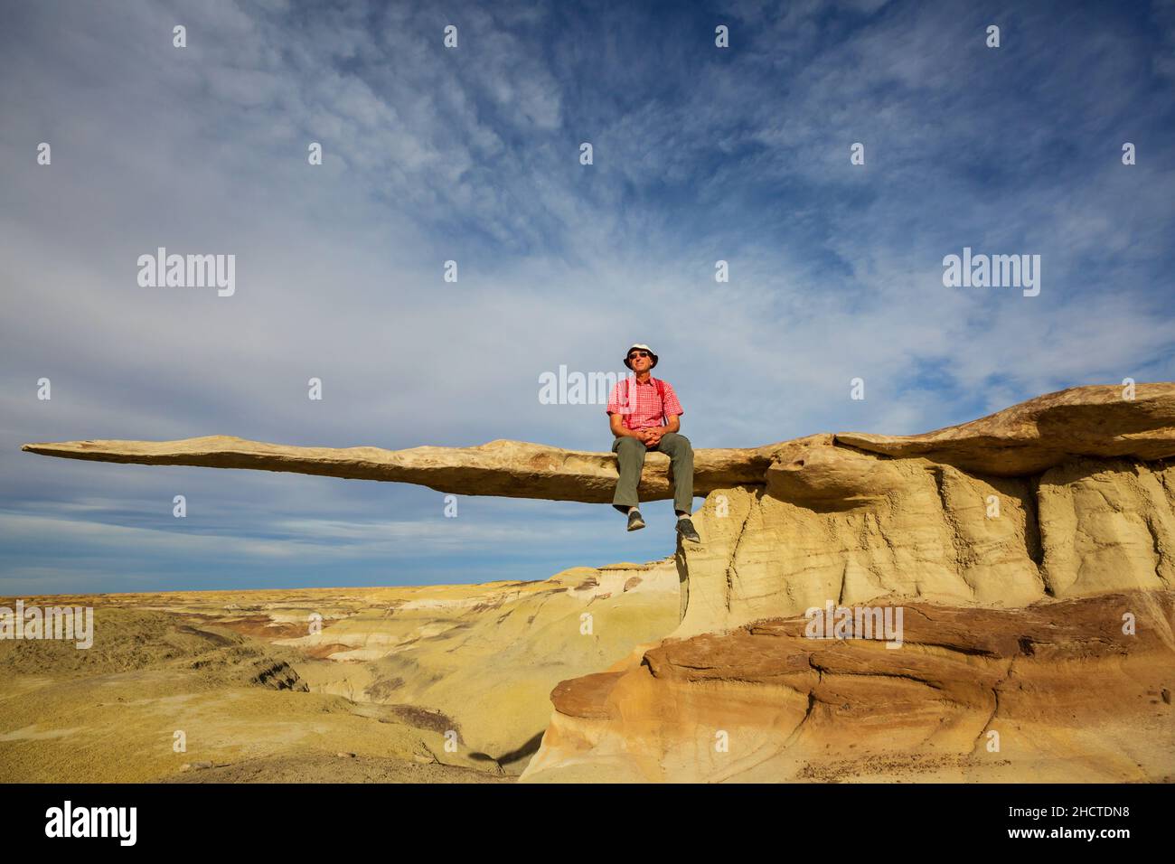 Tourist auf King of Wing, erstaunliche Felsformationen in Ah-shi-sle-pah Wildnis Studiengebiet, New Mexico USA Stockfoto