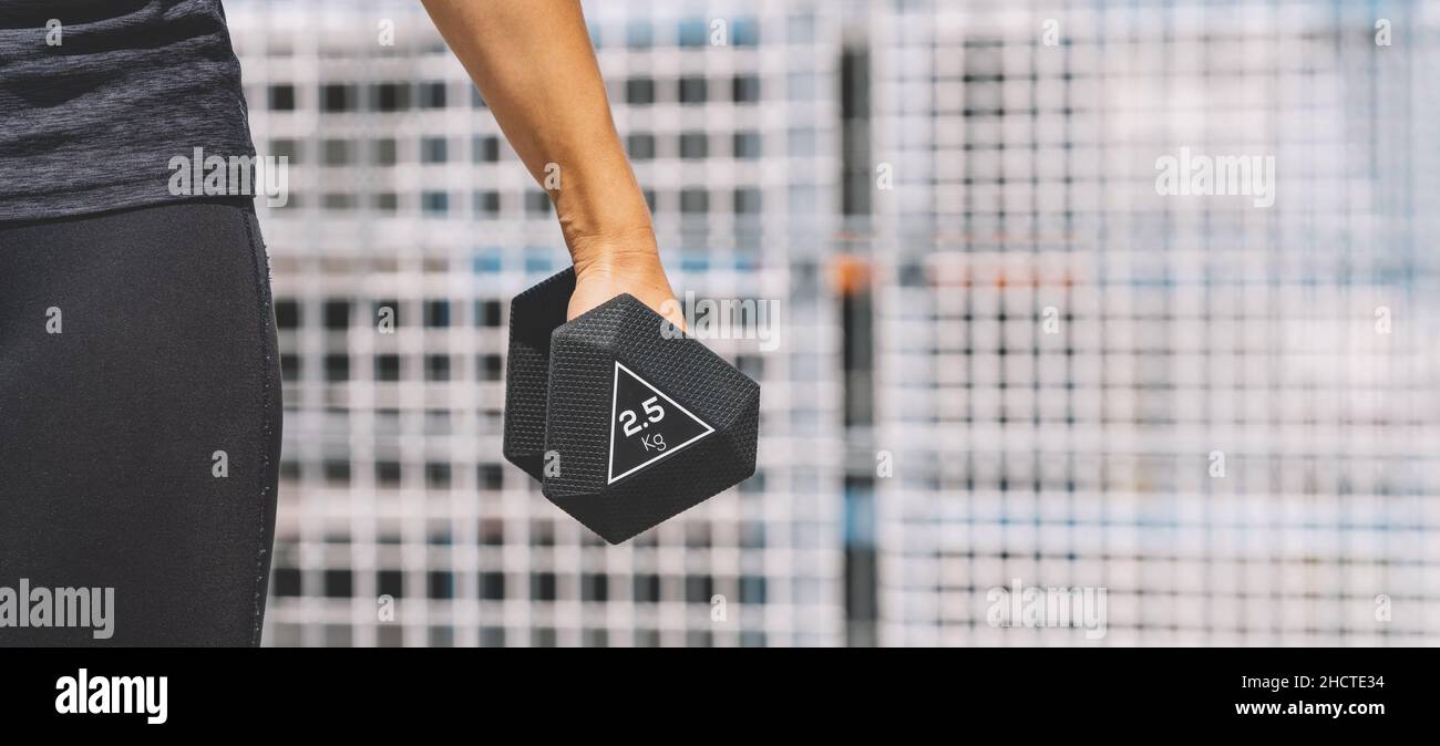 Cross-Training. Junge Frau mit Hanteln Stockfoto