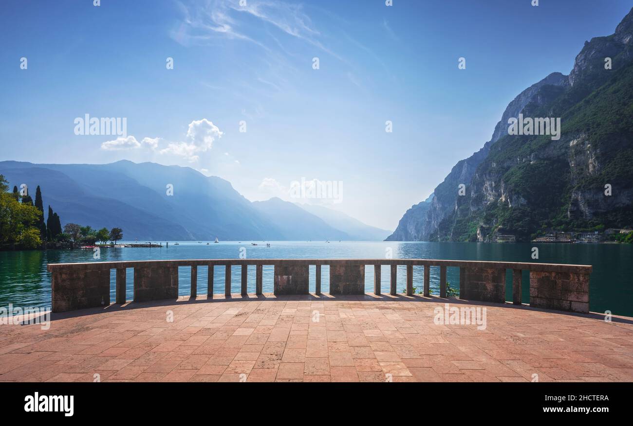 Terrasse am See. Riva del Garda, Trentino, Italien, Europa. Stockfoto