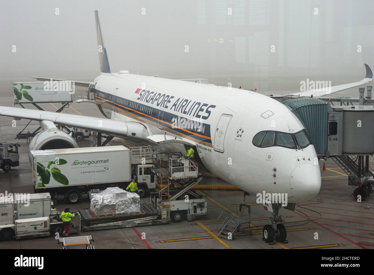 14.12.2021, Zürich, Schweiz, Europa - Singapore Airlines der Airbus A350 wird am Gate des Dock E Terminals am Flughafen Zürich geparkt. Stockfoto