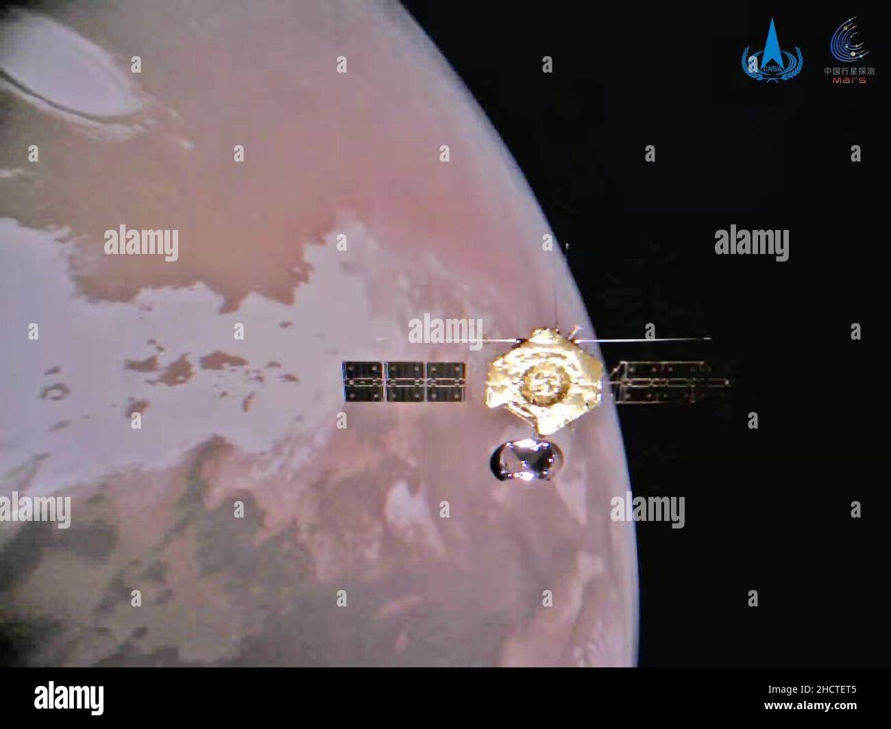 Peking, China. 01st Januar 2022. (220101) -- PEKING, 1. Januar 2022 (Xinhua) -- das Foto, das am 1. Januar 2022 von der Nationalen Weltraumbehörde Chinas (CNSA) veröffentlicht wurde, zeigt das Gruppenfoto des Orbiters und des Mars. China veröffentlichte am ersten Tag des Jahres 2022 eine Gruppe neuer Mars-Bilder, die von der Sonde Tianwen-1 aufgenommen wurden. Diese neuen Bilder zeigten unterschiedliche Arbeitsbedingungen des Orbiters und des Rover der Sonde sowie die von ihnen erhaltene Mars-Oberflächentopographie, sagte die China National Space Administration. Die Bilder umfassen das Gruppenfoto des Orbiters und des Mars, Nahaufnahme des Orbiters, Eisschild auf dem Mars-Norden Stockfoto