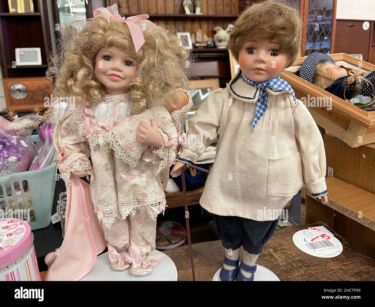 Realistisches Puppenpaar im Vintage-Stil auf einem Holztisch in einem Bric-a-brac-Laden Stockfoto