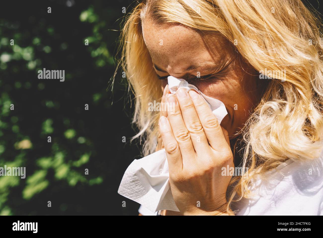 Kranke Frau mit Corona-Virus oder Influenza-Coronavirus 2019-ncov-Grippe niesen Stockfoto