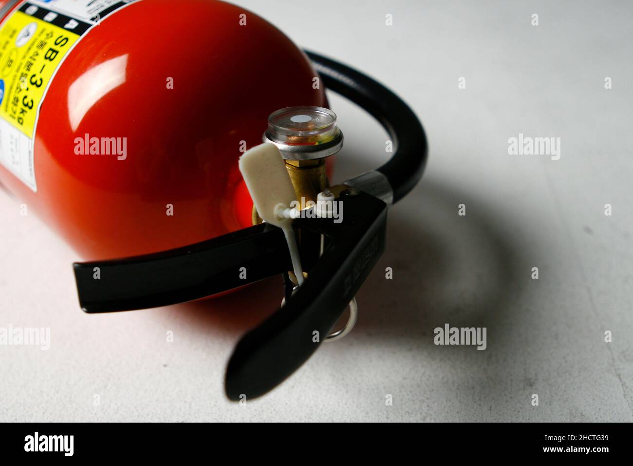 Alten Schaum Spray Feuerlöscher auf weißem Hintergrund Stockfotografie -  Alamy