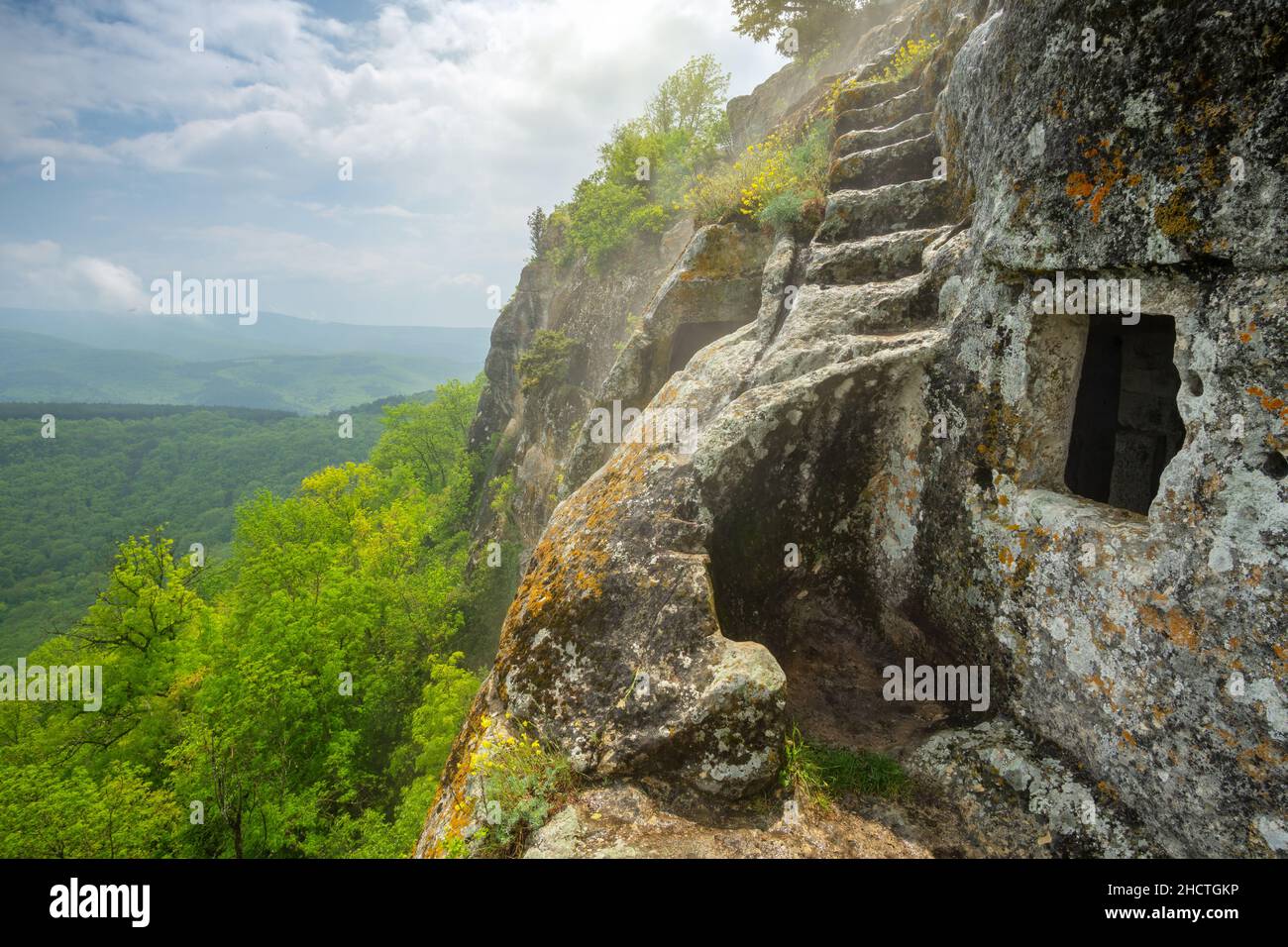 Verdampfung des Berges nach dem Regen. Zusammensetzung der Naturlandschaft. Stockfoto