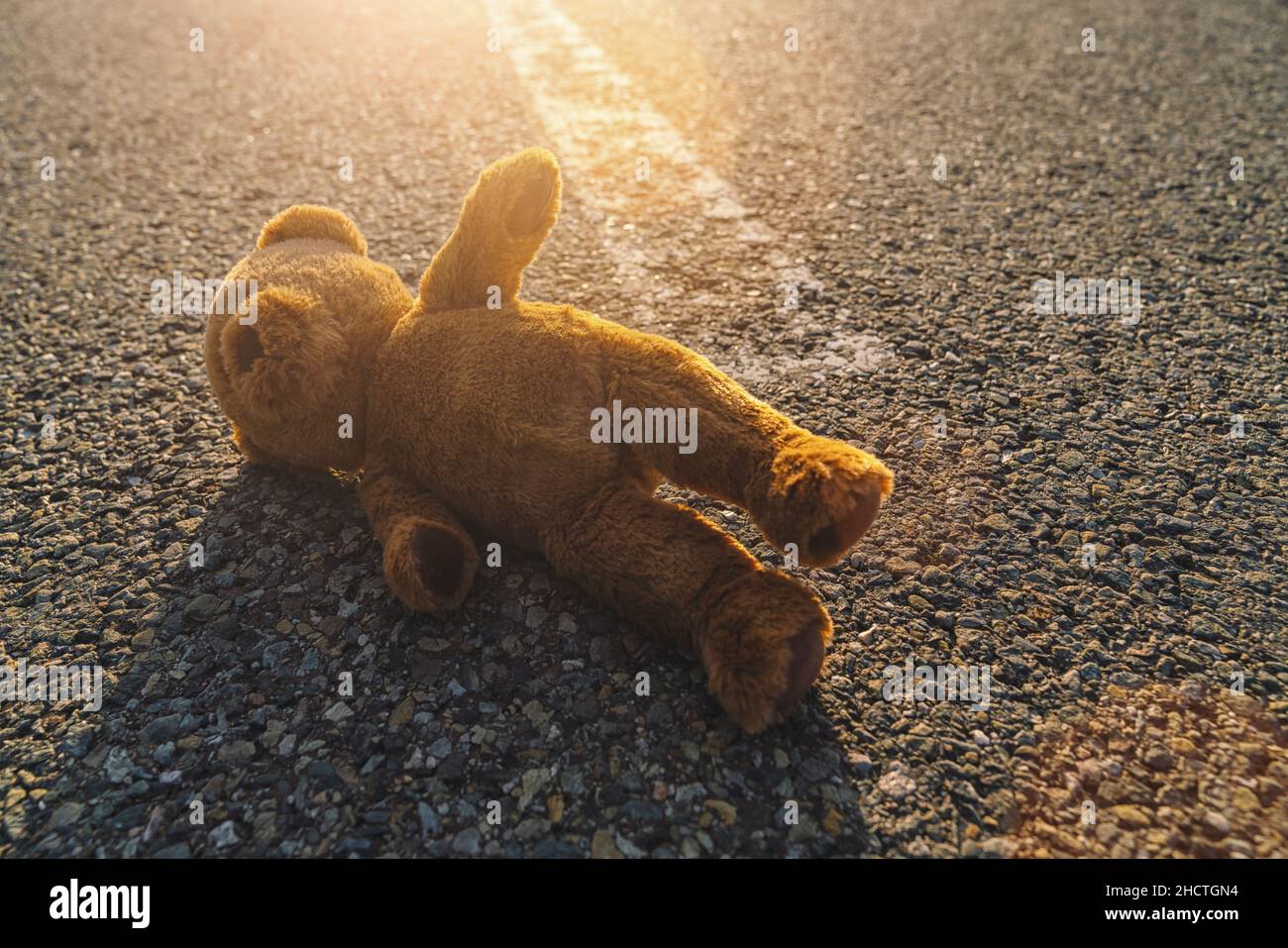 Verlorener Teddybär auf der Straße liegend Stockfoto