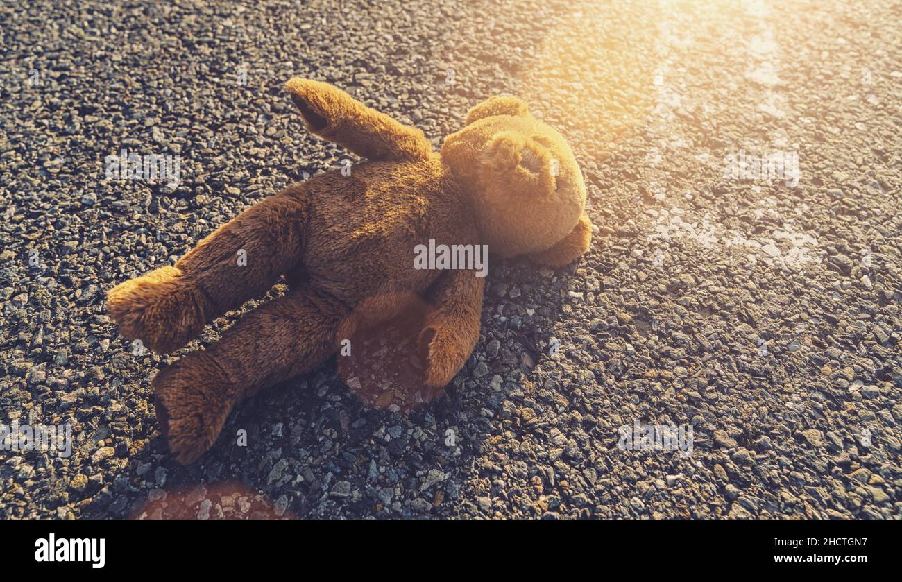 Verlorener Teddybär, der alleine auf der Straße liegt Stockfoto