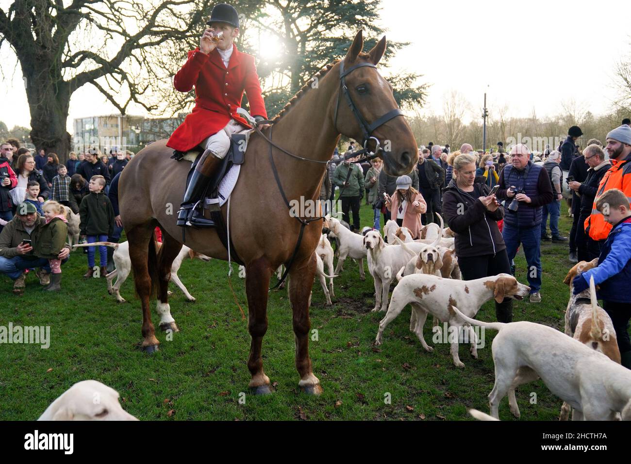 Mitglieder der Öffentlichkeit beobachten die Hunde und Reiter der Quorn Hunt während des Neujahrstages in Melton Mowbray, Leicestershire. Bilddatum: Samstag, 1. Januar 2022. Stockfoto