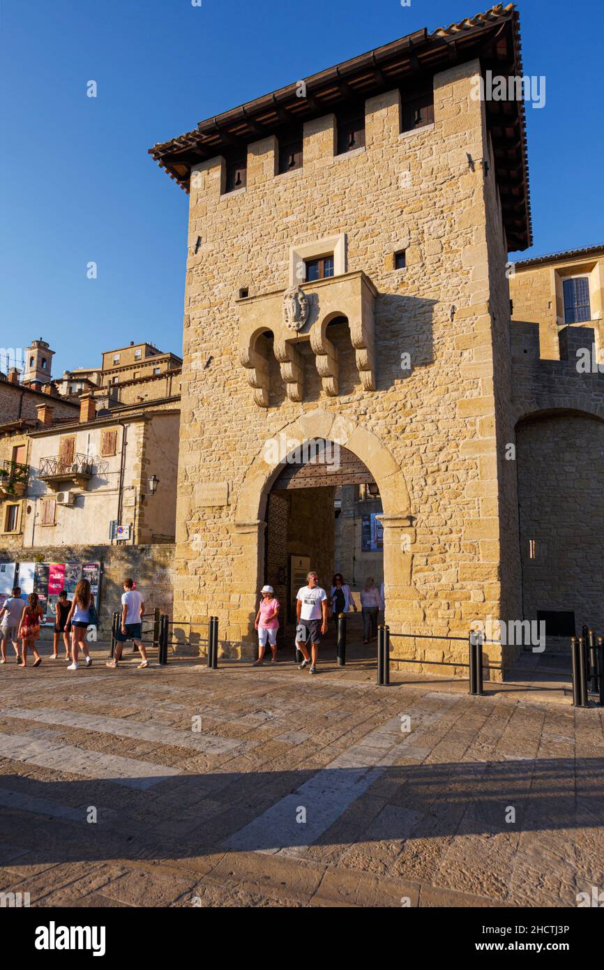 Republik San Marino. Porta San Francesco, das Tor von St. Francis, auch Porta del Loco bekannt. Eingang in die Stadt von San Marino. Stockfoto