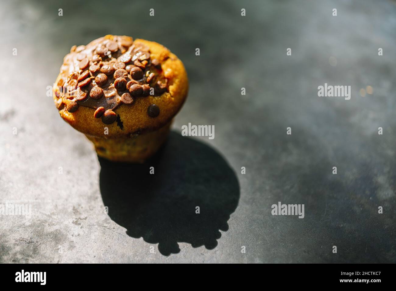 Schokoladenkuchen oder Muffin, hausgemachte Kuchen auf Holzhintergrund Stockfoto