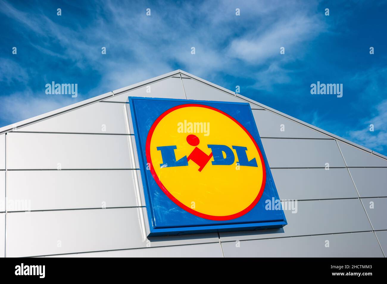 LIDL Supermarkt Kettenschild. LIDL ist eine deutsche globale Discounter-Supermarktkette mit Sitz in Neckarsulm, Baden-Württemberg, Deutschland. Stockfoto