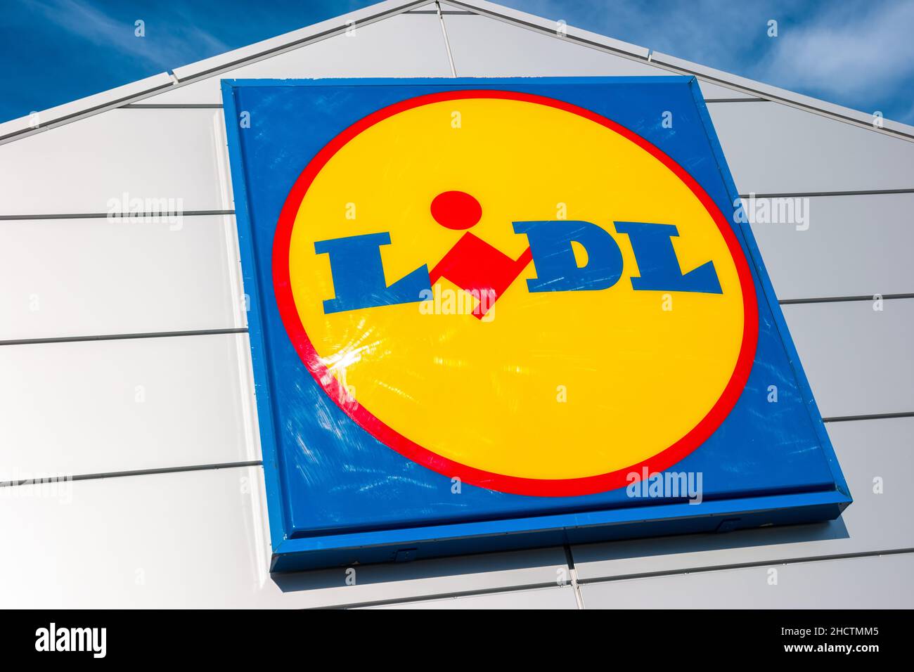 LIDL Supermarktkette Logo mit Einkaufswagen. LIDL ist eine deutsche globale Discounter-Supermarktkette mit Sitz in Neckarsulm, Baden-Württemberg, Deutschland. Stockfoto