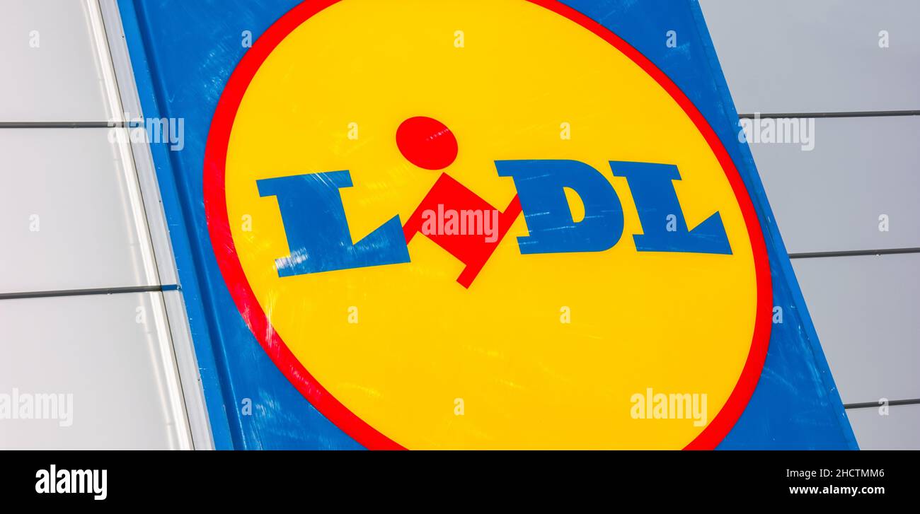 Nahaufnahme des Kettenschildes der LIDL-Supermarktkette. LIDL ist eine deutsche globale Discounter-Supermarktkette mit Sitz in Neckarsulm, Baden-Württemberg, Deutschland. Stockfoto