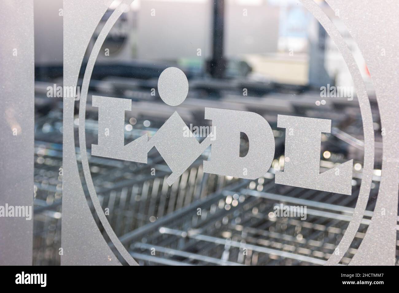 LIDL Supermarktkette Logo mit Einkaufswagen. LIDL ist eine deutsche globale Discounter-Supermarktkette mit Sitz in Neckarsulm, Baden-Württemberg, Deutschland. Stockfoto