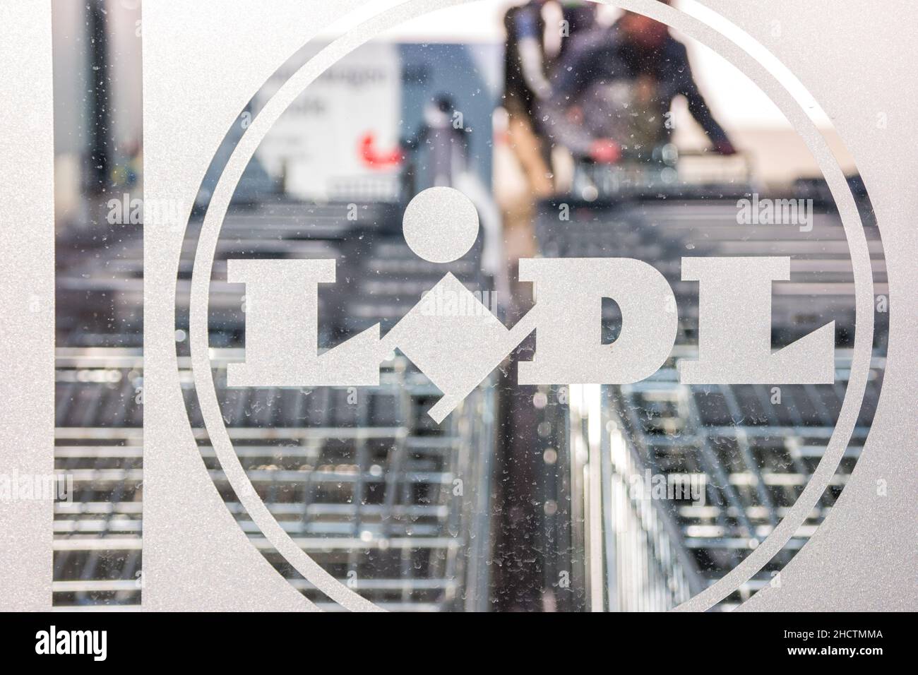 LIDL Supermarktkette Logo mit Einkaufswagen. LIDL ist eine deutsche globale Discounter-Supermarktkette mit Sitz in Neckarsulm, Baden-Württemberg, Deutschland. Stockfoto