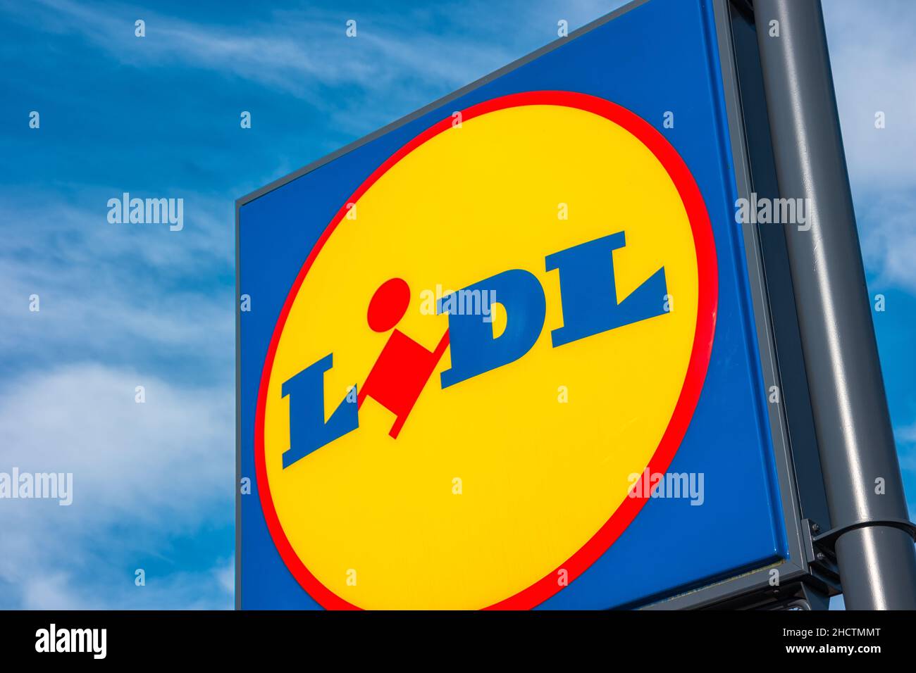 LIDL Supermarktkette Schild gegen den blau bewölkten Himmel. LIDL ist eine deutsche globale Discounter-Supermarktkette mit Sitz in Neckarsulm, Baden-Württemberg, Stockfoto