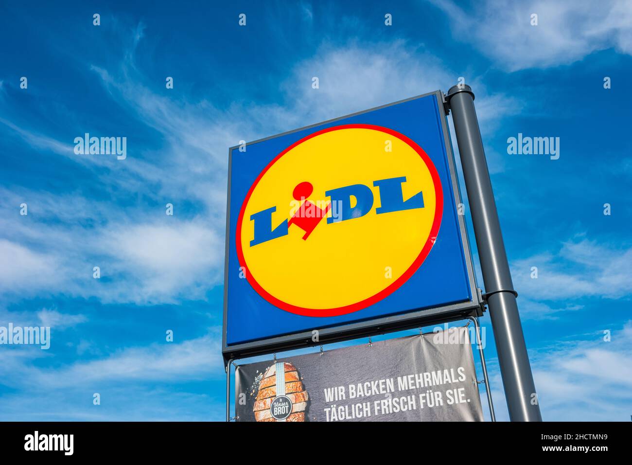 Volkswagen Zeichen gegen blauen Himmel. Volkswagen ist der größte deutsche Automobilhersteller und der drittgrößte Automobilhersteller der Welt. Stockfoto