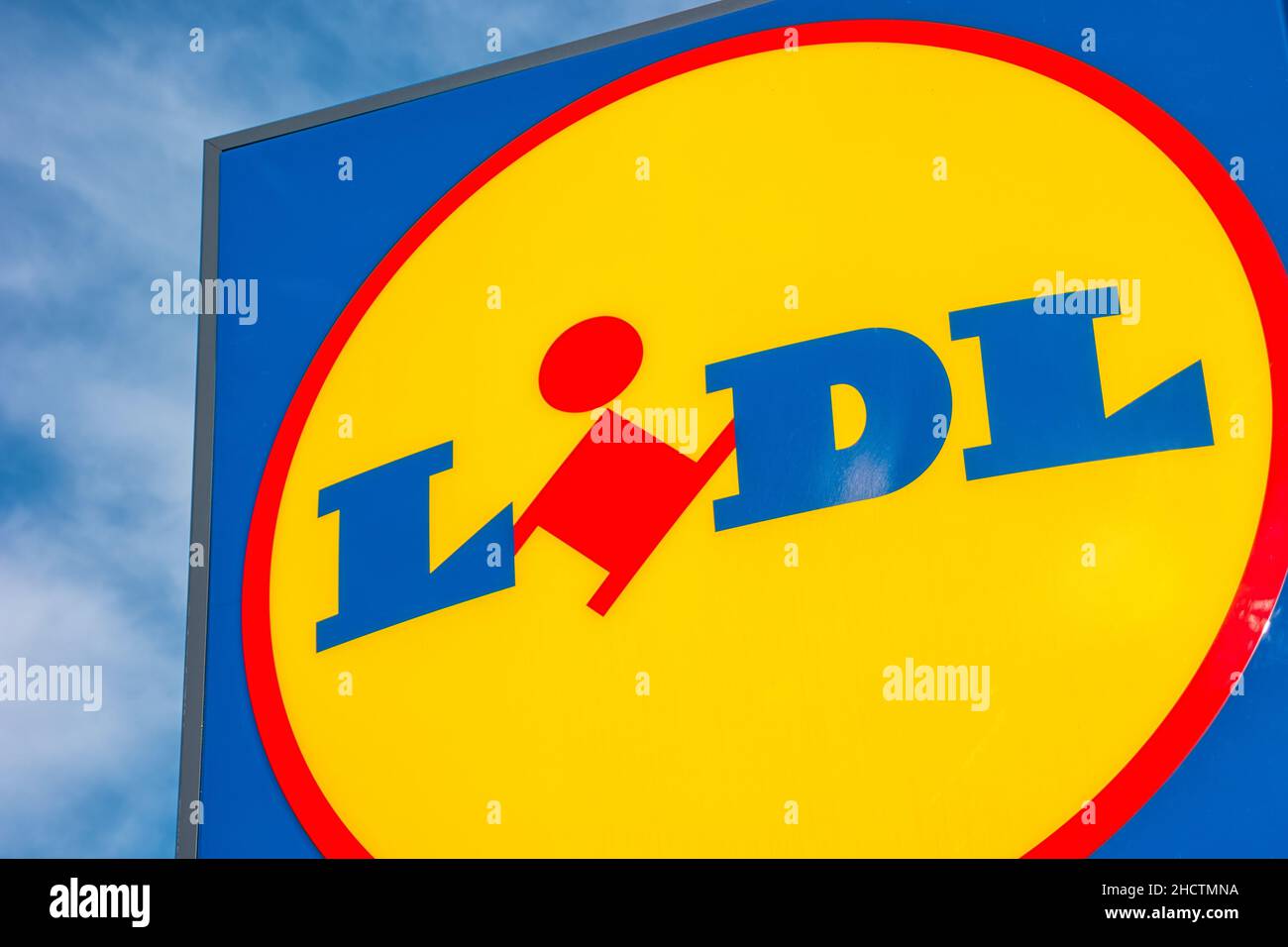 Nahaufnahme des Kettenschildes der LIDL-Supermarktkette. LIDL ist eine deutsche globale Discounter-Supermarktkette mit Sitz in Neckarsulm, Baden-Württemberg, Deutschland. Stockfoto