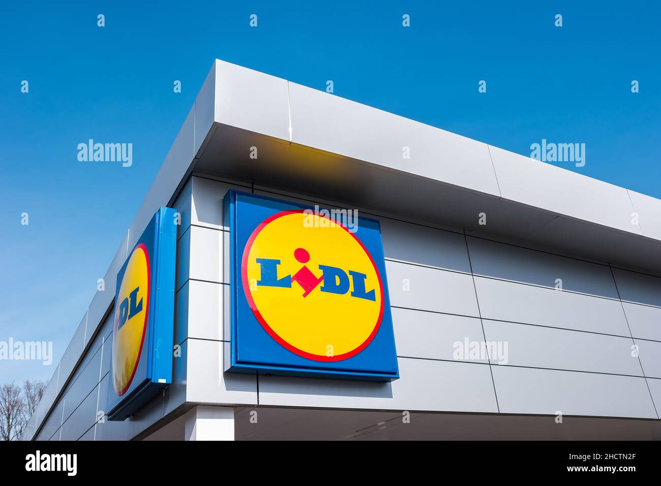 LIDL Supermarkt Kettenschild. LIDL ist eine deutsche globale Discounter-Supermarktkette mit Sitz in Neckarsulm, Baden-Württemberg, Deutschland. Stockfoto