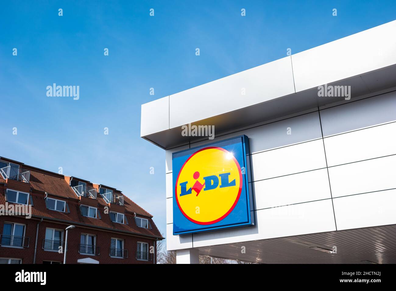 Das Schild für den Supermarkt LIDL. LIDL ist eine deutsche globale Discounter-Supermarktkette mit Sitz in Neckarsulm, Baden-Württemberg, Deutschland. Stockfoto