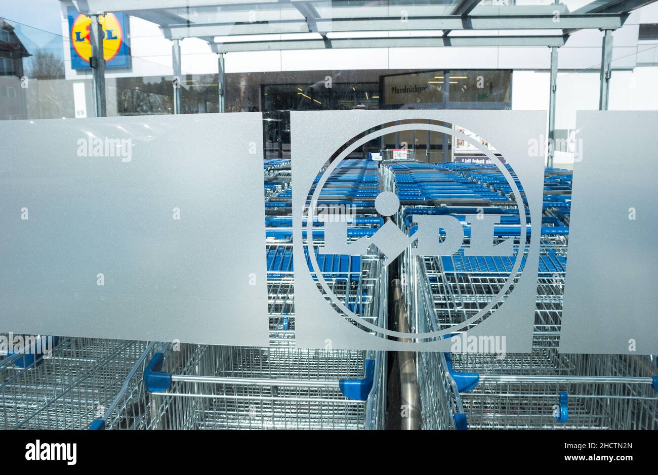 LIDL Supermarktkette Logo mit Einkaufswagen. LIDL ist eine deutsche globale Discounter-Supermarktkette mit Sitz in Neckarsulm, Baden-Württemberg, Deutschland. Stockfoto