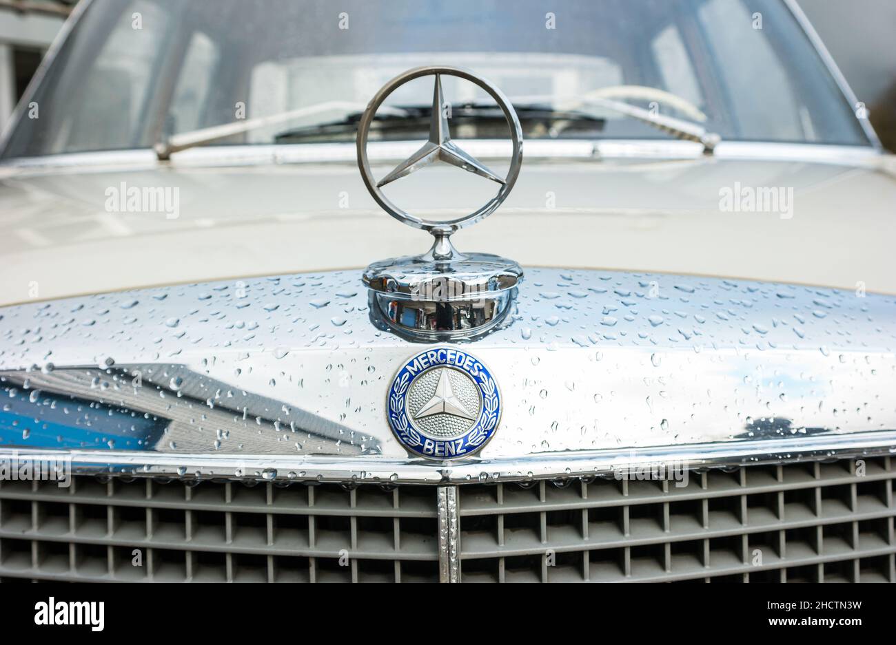 Mercedes Benz OldtimerLogo auf einem Autogrill. MercedesBenz ist ein