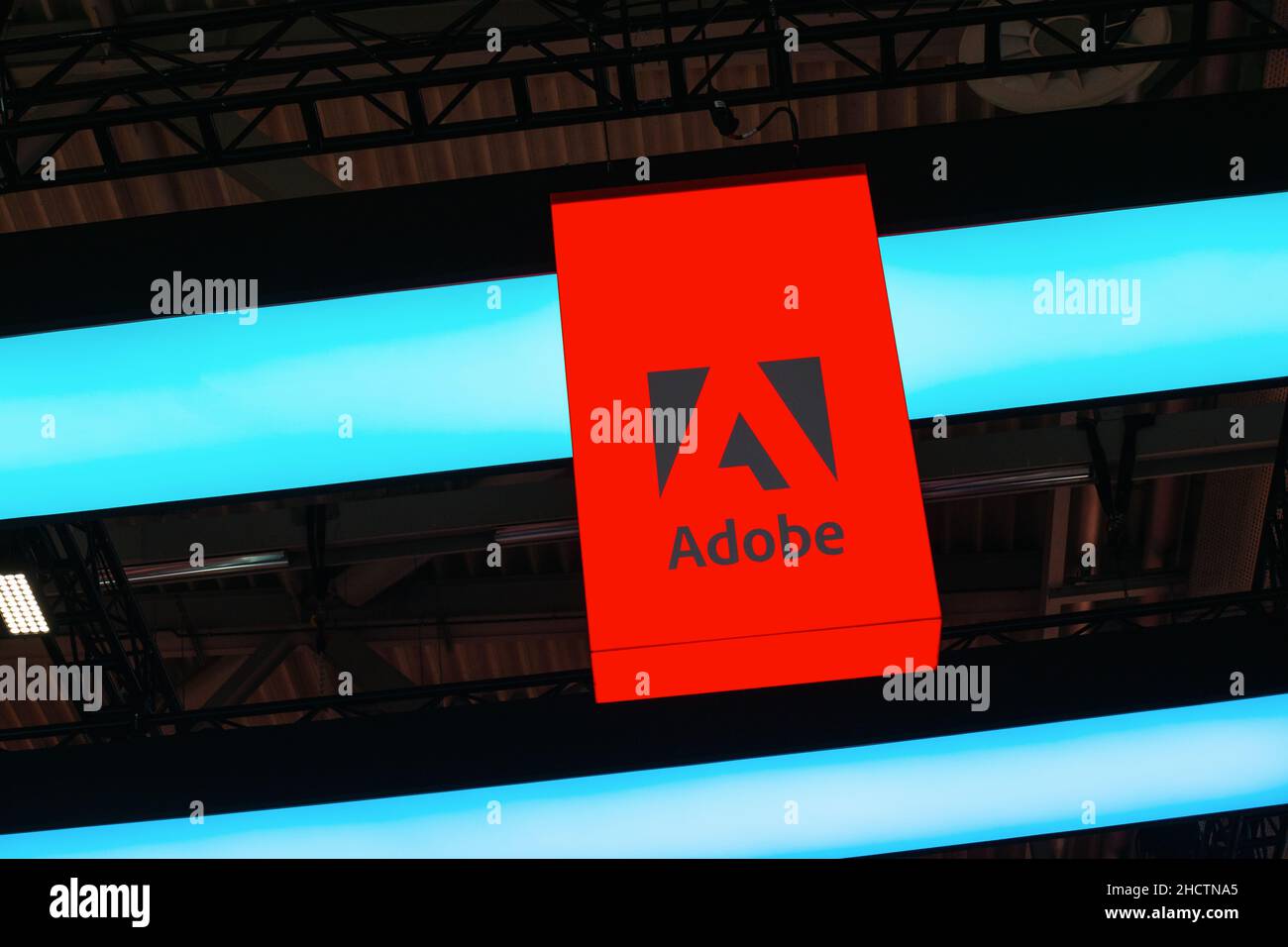 Adobe Systems-Logo. Adobe ist ein multinationales Softwareunternehmen, das Multimedia- und Kreativsoftware produziert und vertreibt. Stockfoto