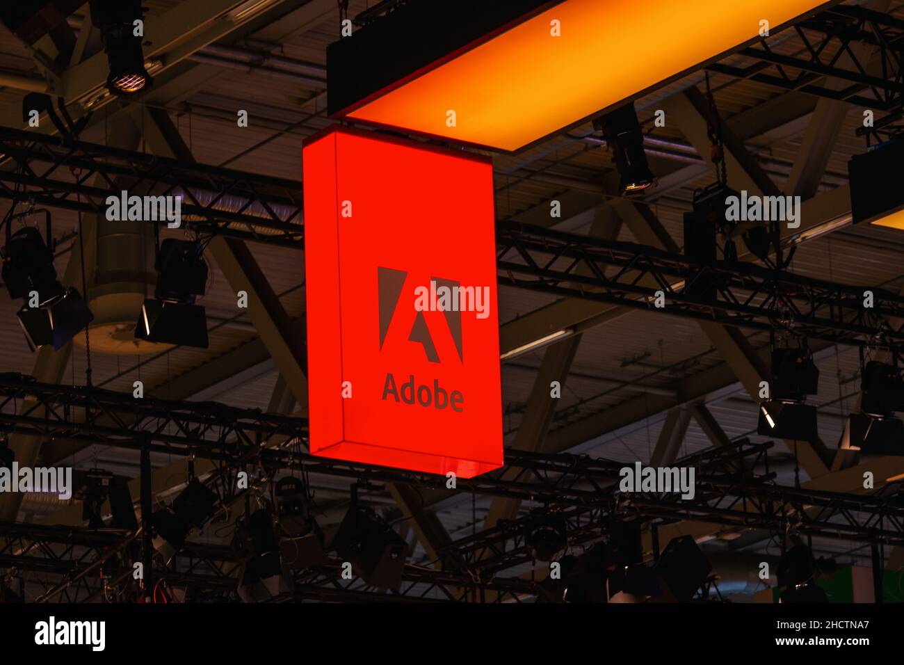 Adobe Systems-Logo. Adobe ist ein multinationales Softwareunternehmen, das Multimedia- und Kreativsoftware produziert und vertreibt. Stockfoto