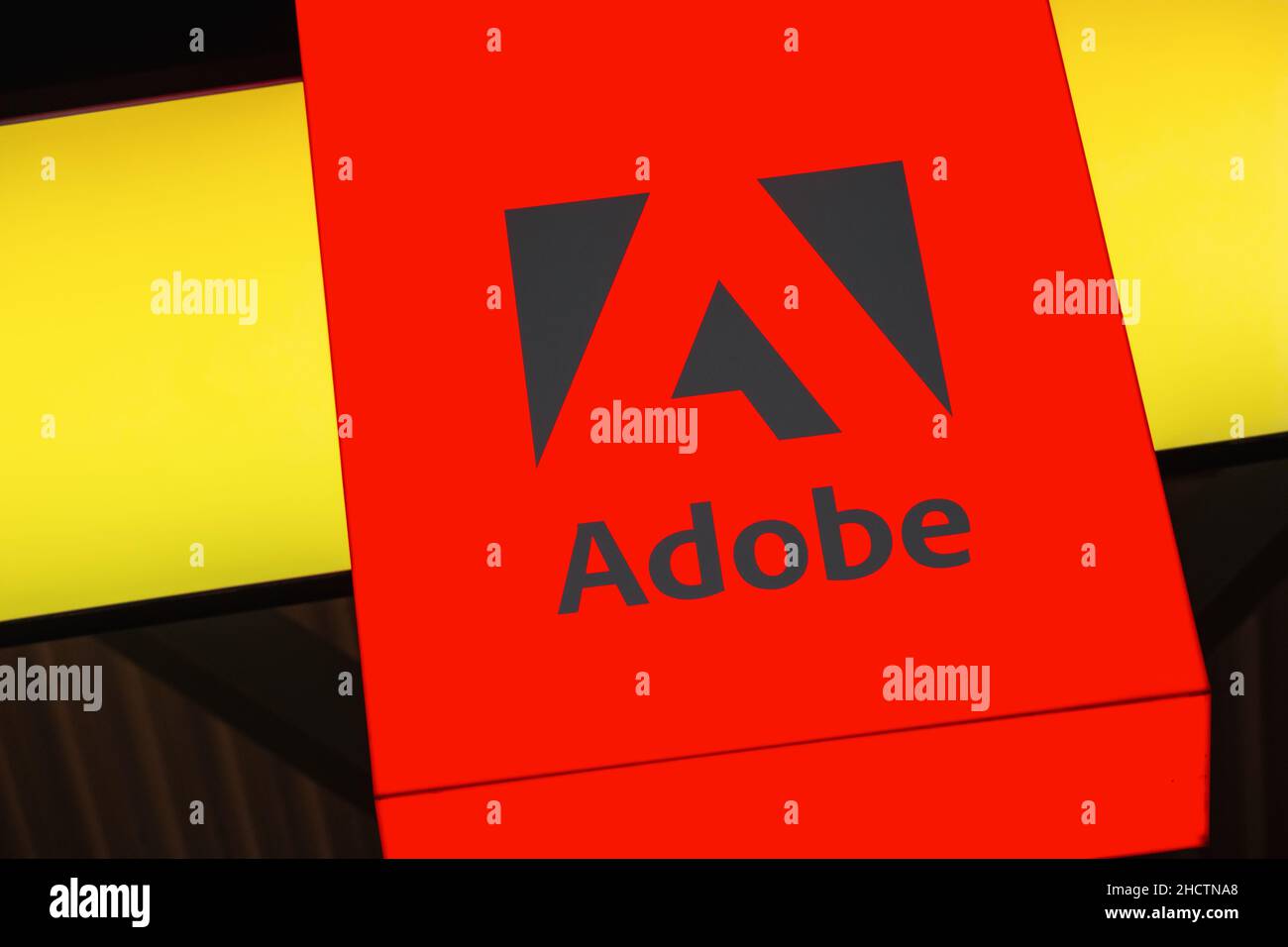 Adobe Systems-Logo. Adobe ist ein multinationales Softwareunternehmen, das Multimedia- und Kreativsoftware produziert und vertreibt. Stockfoto