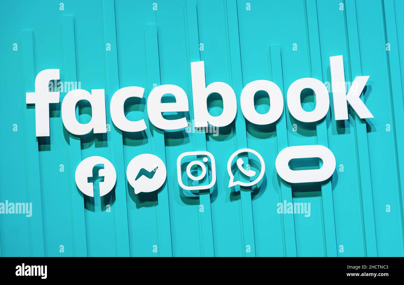 Facebook-Logo mit Symbol für soziale Medien. Facebook ist ein beliebter Social-Media-Dienst, der 2004 von Mark zuckerberg gegründet wurde Stockfoto