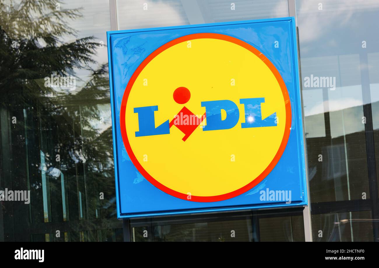 Lidl-Logo auf dem Lidl-Supermarkt. Lidl ist eine deutsche Supermarktkette Stockfoto