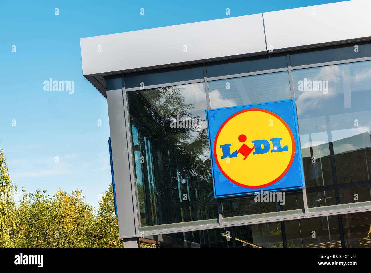 Lidl-Logo auf dem Lidl-Supermarkt. Lidl ist eine deutsche Supermarktkette Stockfoto