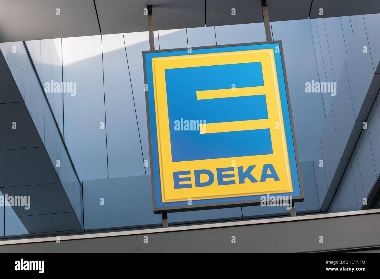 Schild am Eingang eines EDEKA-Stores in Deutschland - die EDEKA-Gruppe ist der größte deutsche Supermarktkonzern Stockfoto