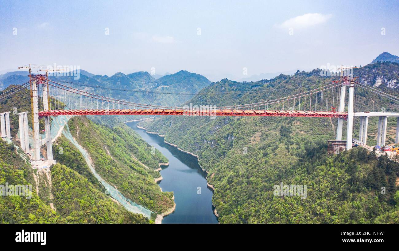 Guizhou. 27th März 2021. Luftaufnahme vom 27. März 2021 zeigt die Yangbaoshan-Brücke der Guiyang-Huangping-Schnellstraße in der südwestlichen chinesischen Provinz Guizhou. Die gesamte Länge der Schnellstraßen in der Provinz Guizhou überschritt 8.000 Kilometer. Quelle: Tao Liang/Xinhua/Alamy Live News Stockfoto