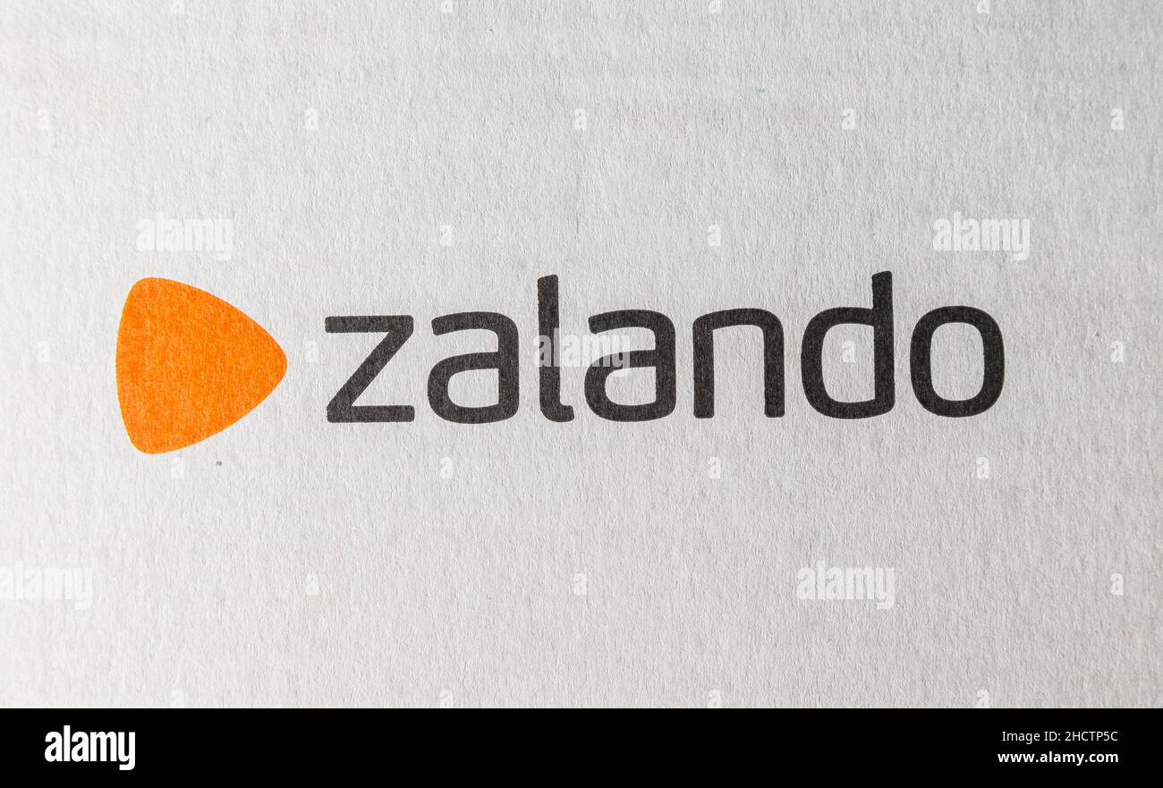 Zalando-Logo auf einer Box. Zalando ist ein deutsches E-Commerce-Unternehmen mit Sitz in Berlin. Sie verkaufen online Schuhe, Kleidung und andere Modeartikel. Stockfoto