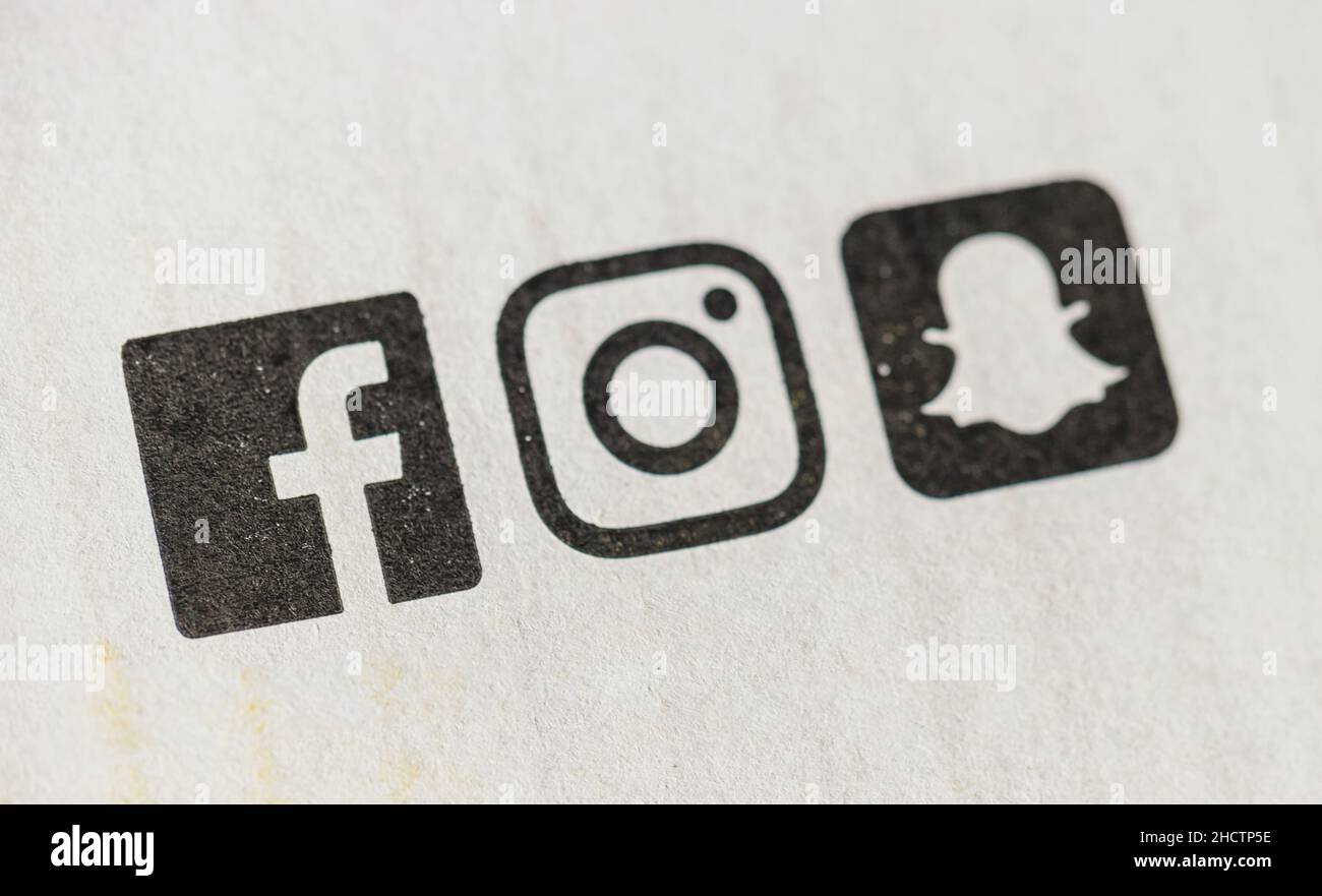 Logos verschiedener (Facebook, Instagram, snapchat) Social-Media-Dienste auf einer Papierbox, Konzeptbild für Social Networking. Stockfoto