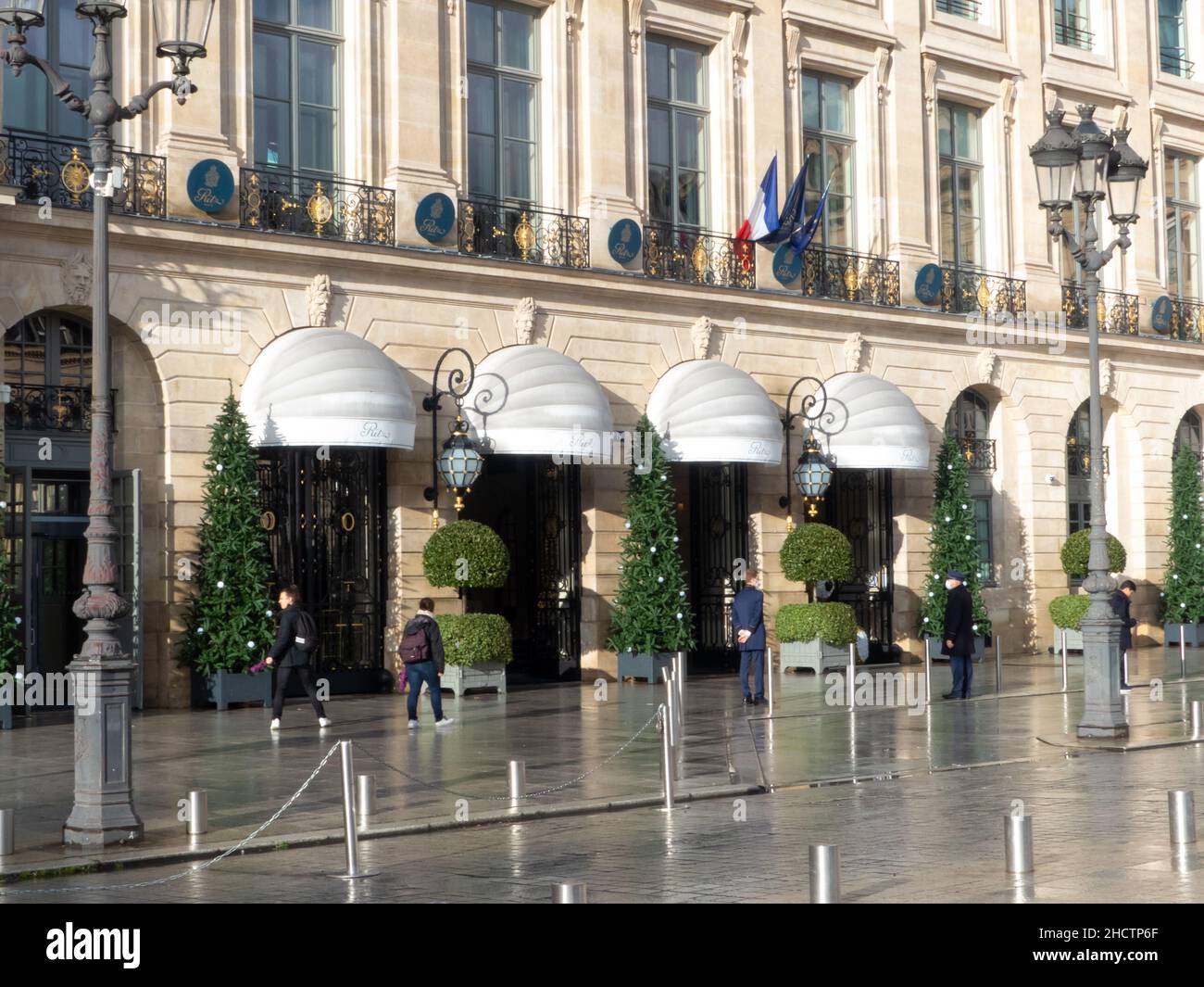 Paris, Frankreich. Dezember 26. 2021. Fünf-Sterne-Hotel am Place Vendome. Berühmtes Luxushotel Ritz. Stockfoto