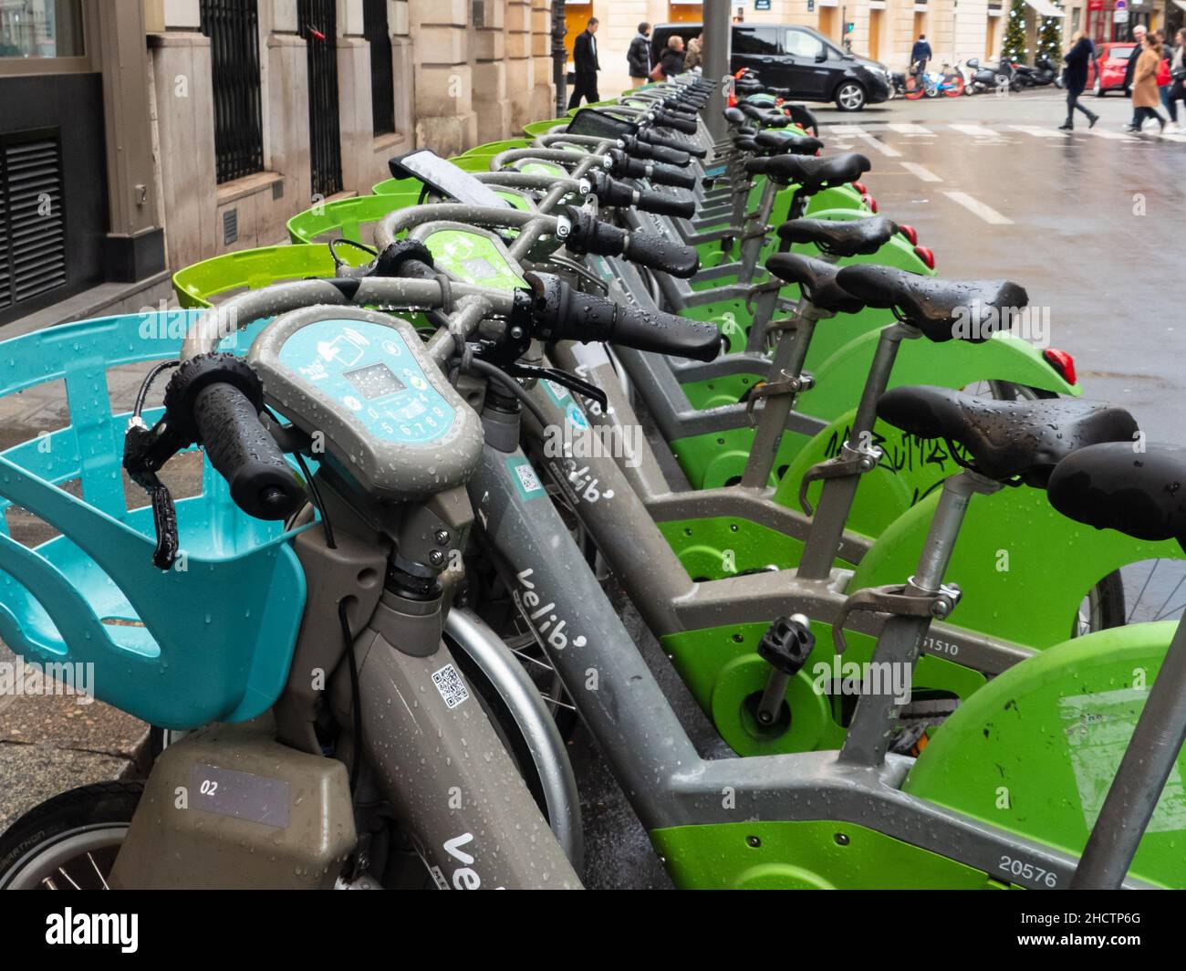 Paris, Frankreich. Dezember 26. 2021. Reihen von Elektrofahrrädern an einer Velib-Station auf der Straße. Ökologisches Transportmittel. Stockfoto