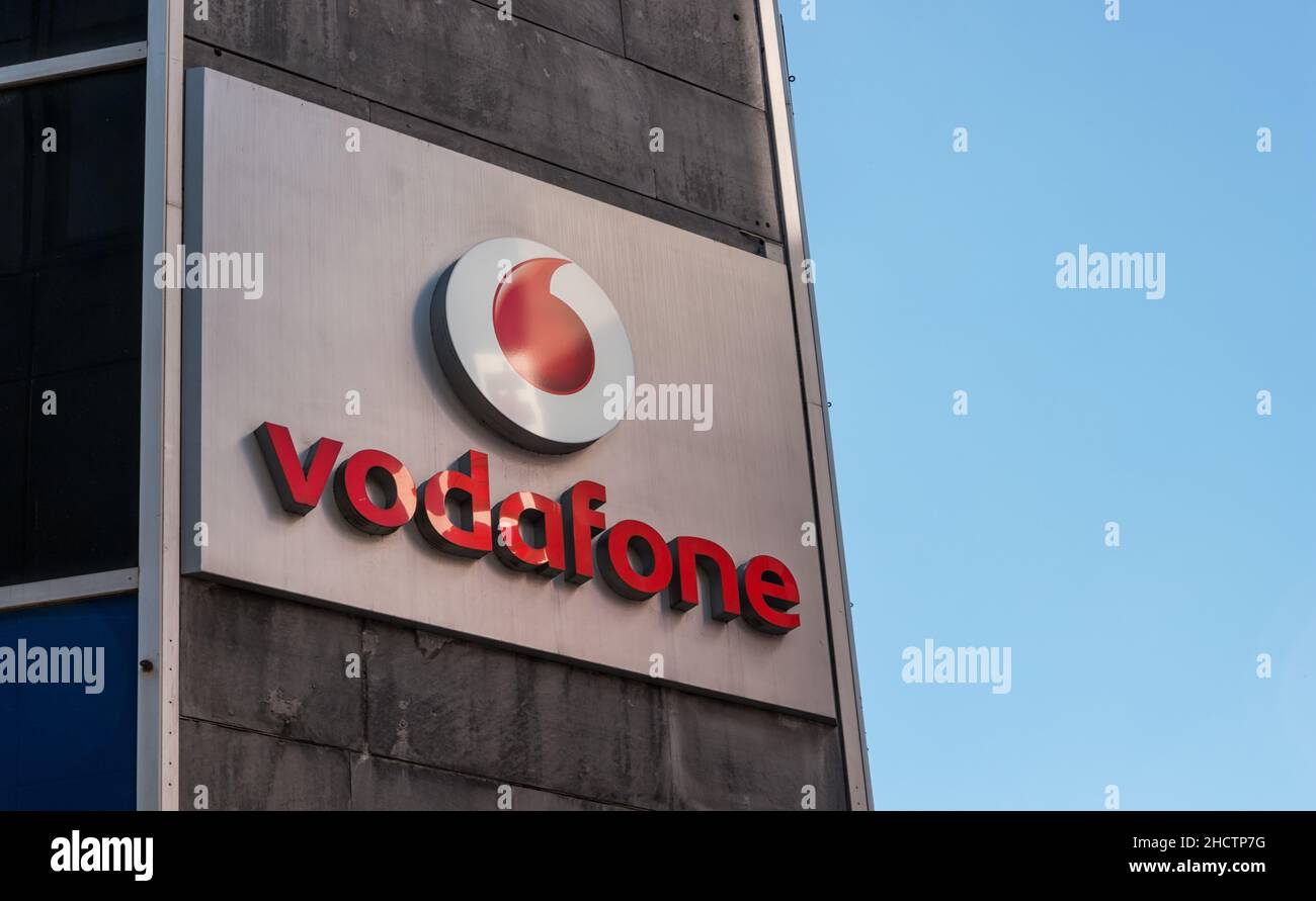 Vodafone-Logo. Vodafone Group ist ein britisches Telekommunikationsunternehmen mit Hauptsitz in London und Sitz in Newbury, Berkshire. Stockfoto