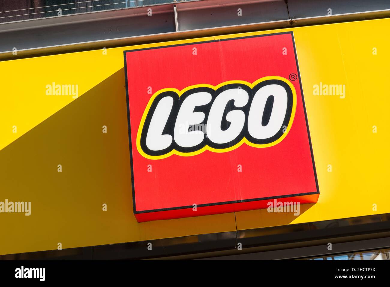 LEGO Logo auf der Vorderseite des Stores. LEGO ist eine Linie von Kunststoff-Bauspielzeugen, die von der Lego Group, einem privat gehaltenen Unternehmen mit Sitz in Bil, hergestellt werden Stockfoto