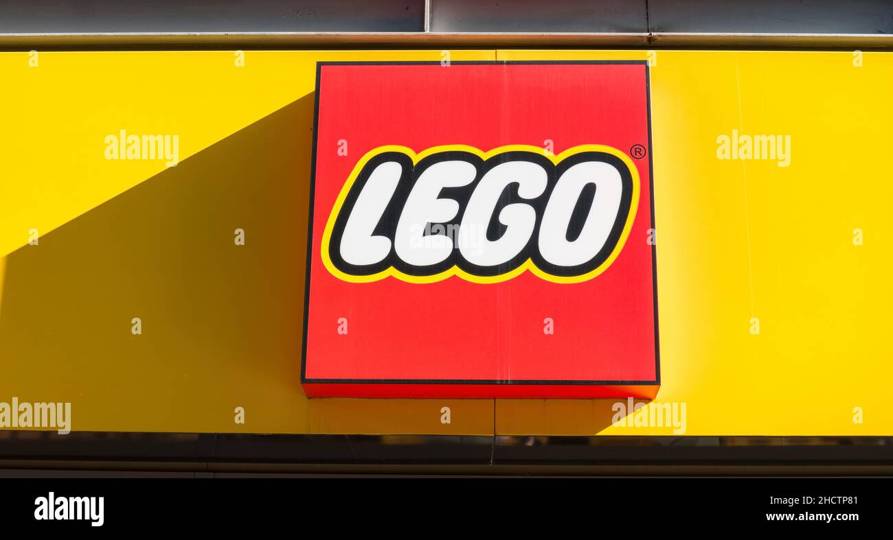 LEGO Logo auf der Vorderseite des Stores. LEGO ist eine Linie von Kunststoff-Bauspielzeugen, die von der Lego Group, einem privat gehaltenen Unternehmen mit Sitz in Bil, hergestellt werden Stockfoto