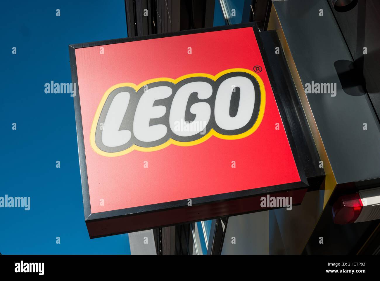 LEGO Logo auf einem Gebäude. LEGO ist eine Linie von Kunststoff-Bauspielzeugen, die von der Lego Group, einem privat gehaltenen Unternehmen mit Sitz in Billun, hergestellt werden Stockfoto