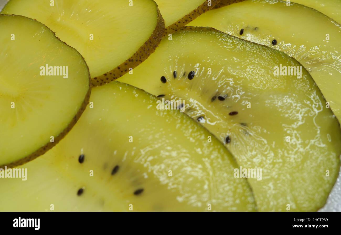 Nahaufnahme von ​​yellow Kiwi-Früchten in Scheiben geschnitten. Vitamin C-Frucht. Stockfoto