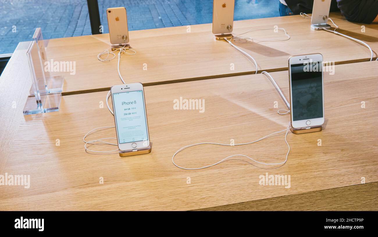 Präsentation des iPhone 8 und iPhone 8 plus und Verkauf neuer Apple-Produkte im offiziellen Apple-Store. Die neuen iPhones stehen in einer Reihe. Stockfoto