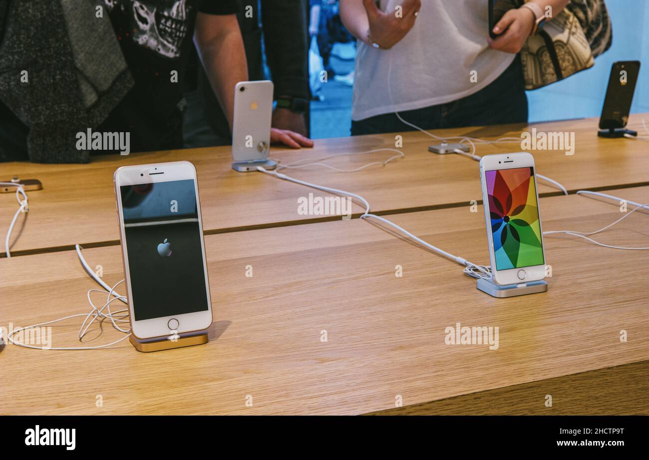 Präsentation des iPhone 8 und iPhone 8 plus und Verkauf neuer Apple-Produkte im offiziellen Apple-Store. Die neuen iPhones stehen in einer Reihe. Stockfoto